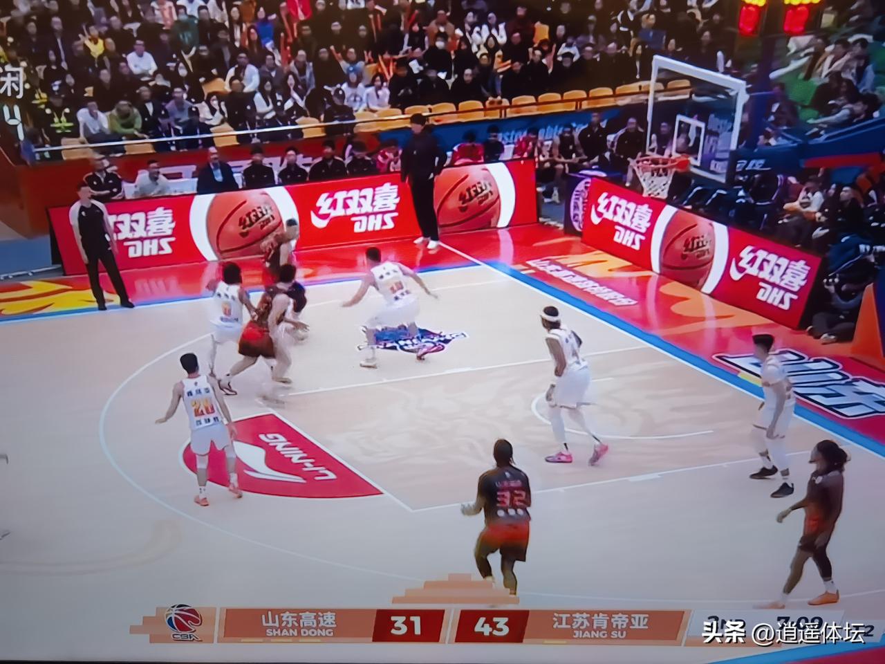 山东高速男篮在主场被江苏打花了！没想到山东高速男篮春节以后状态全无，陈林坚1分未