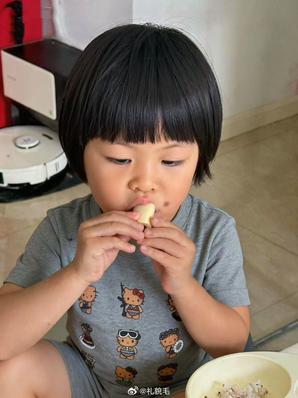 中午吃羊腿，球宝爱吃骨髓，卡卡嗦扫兴鬼又从地底下缓缓钻出：羊骨髓全是脂肪吧，这有