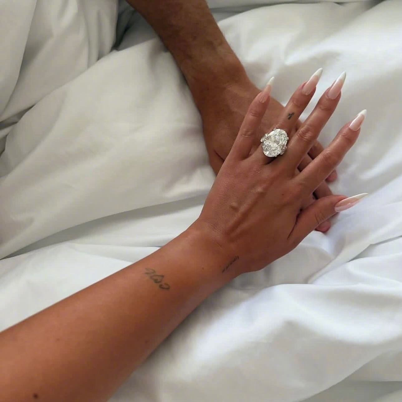 乔治娜·罗德里格斯晒出巨型钻戒💍，并说：“我愿意。在这一生和所有生命里。”，意