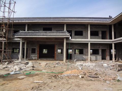 10月24日，河北承德滦平县居民发视频称，其所住单元楼一楼发生沉降。事发时，住户