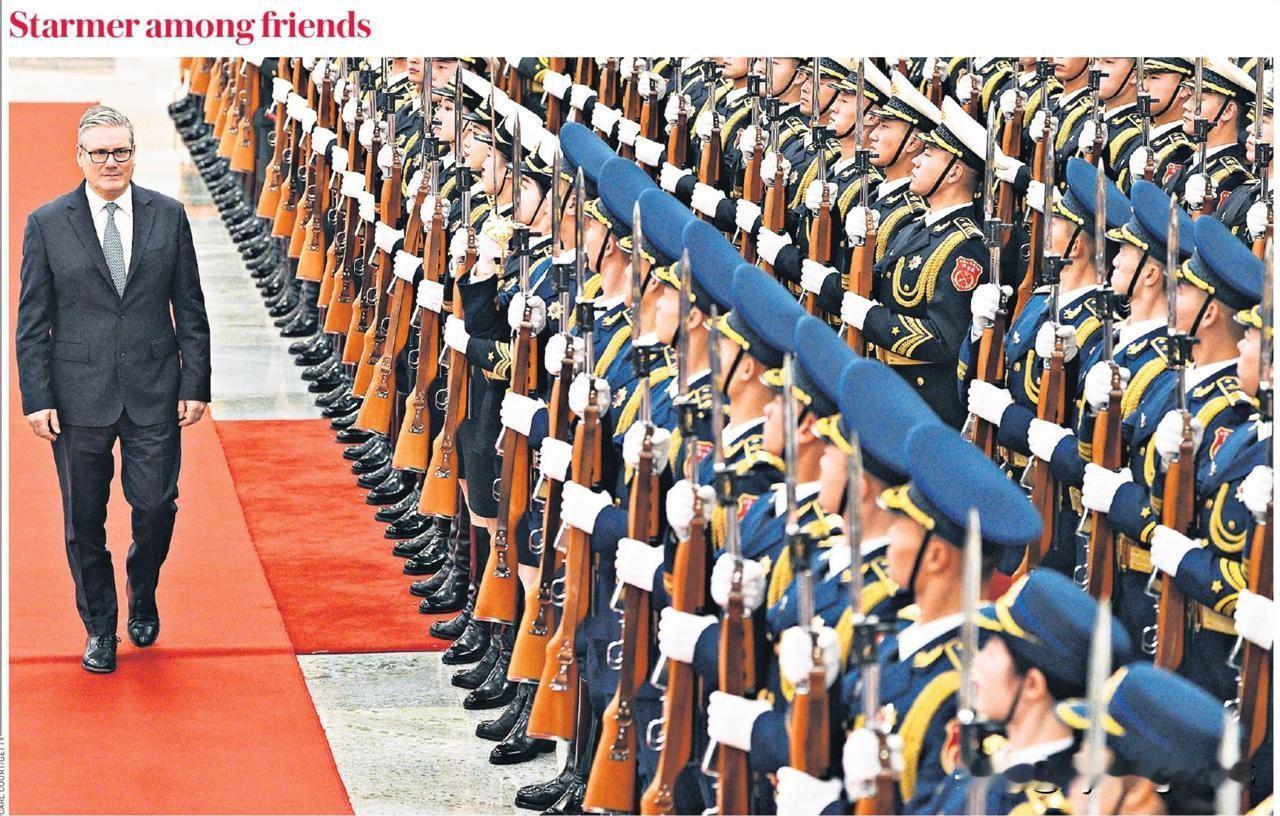 英国保守派媒体对首相访问中国一事极为不满。

《每日电讯报》今天将这张照片刊登在