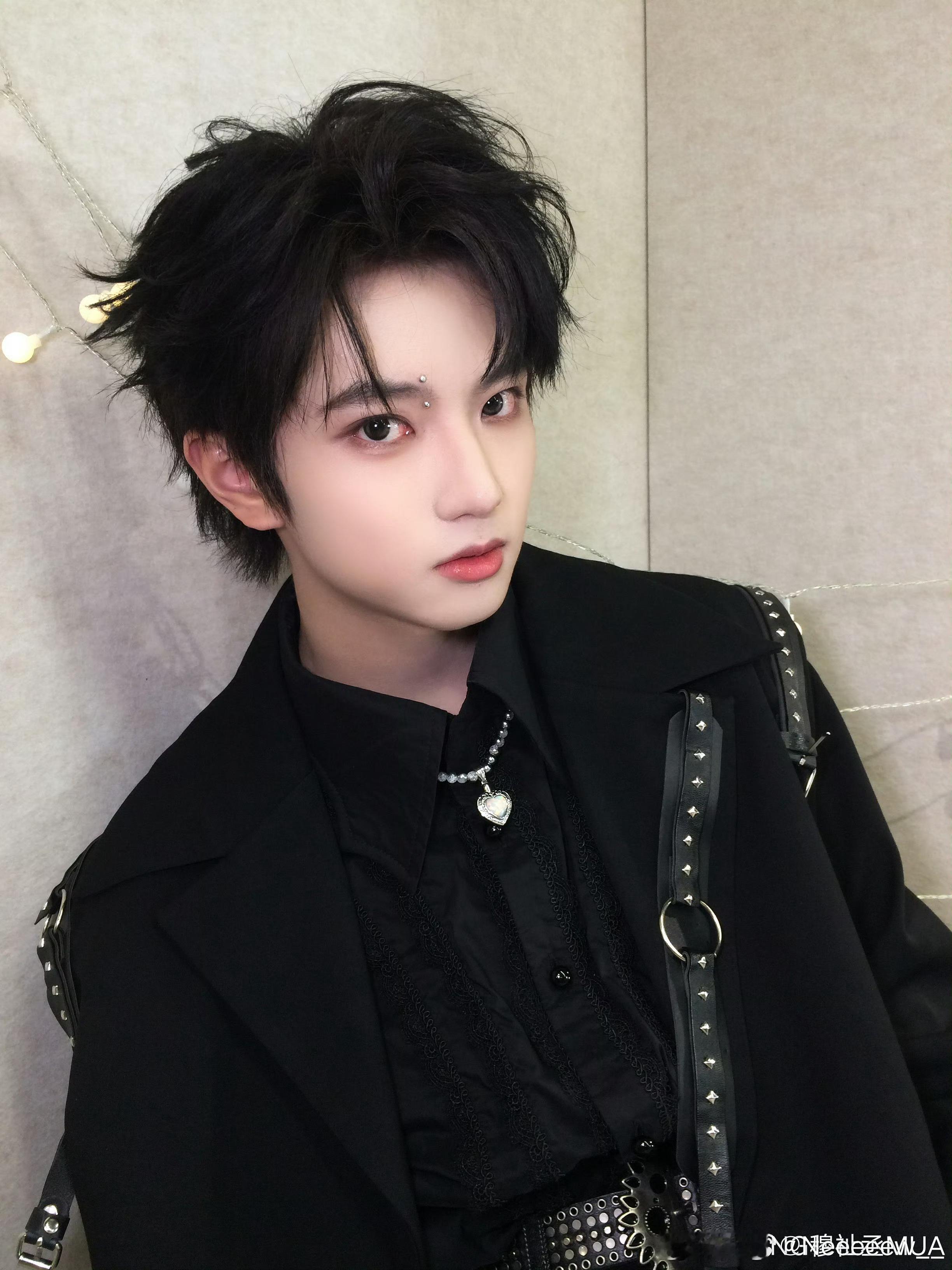 穆祉丞  全能艺人穆祉丞 🍊朝朝穆穆 希望你往后的日子里，漂亮的眼睛要流幸福的