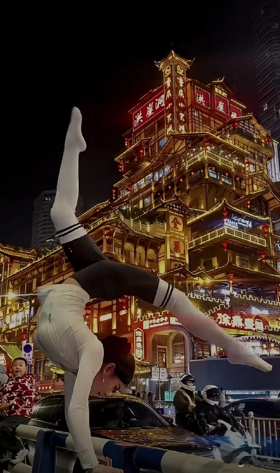 就不应该这么做，
起码要换个地方表演。
路上车那么多，
即便是为了吸引人眼球，