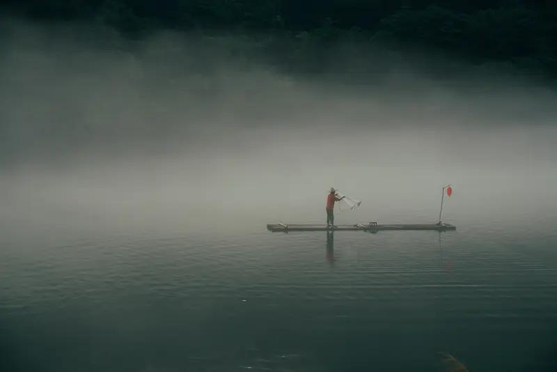 人自出生便置身江湖，在江湖中闯荡，怎能不经历风雨、见见世面？倘若你已退休，那便另