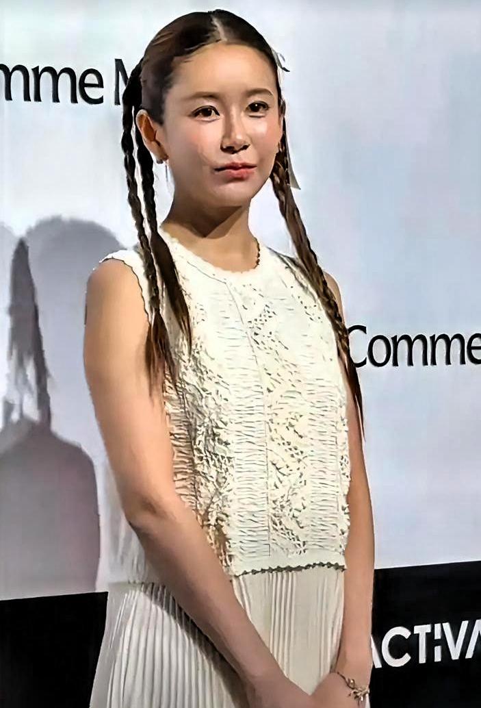 张子萱42岁扎马尾，网友却吵翻了。

有人说：这也太少女了吧，状态绝了。
有人说