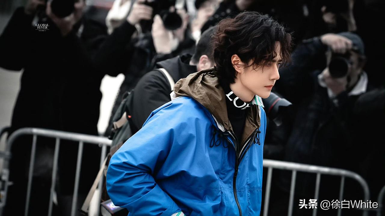 3月6日，王一博现身罗意威大秀！
精修还好，生图额头好高！1个月不见，感觉王一博