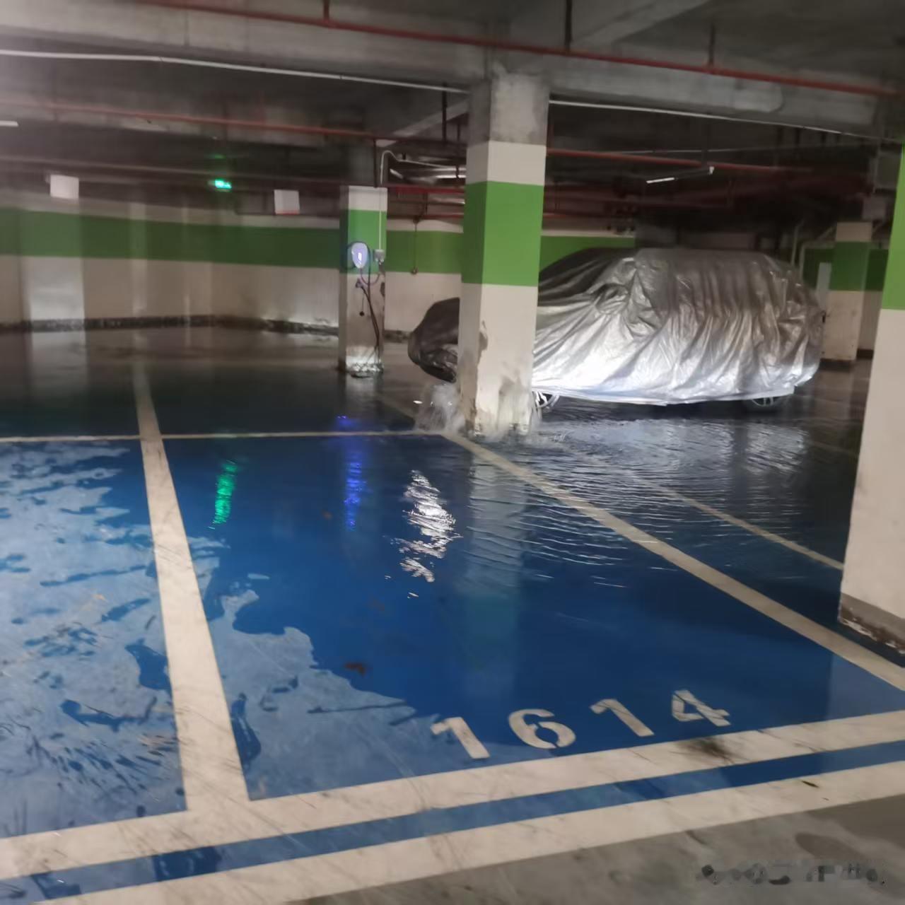 三江新区碧桂园江山赋小区地下车库现状！看来临江这个没解决防水问题