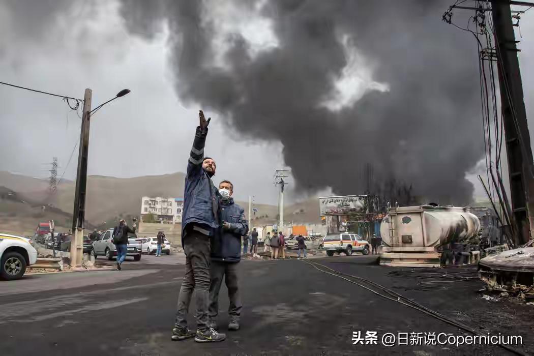 伊朗警告船只别绕道，美军转头空袭10个目标，中东火药桶再度紧绷
 
霍尔木兹海峡