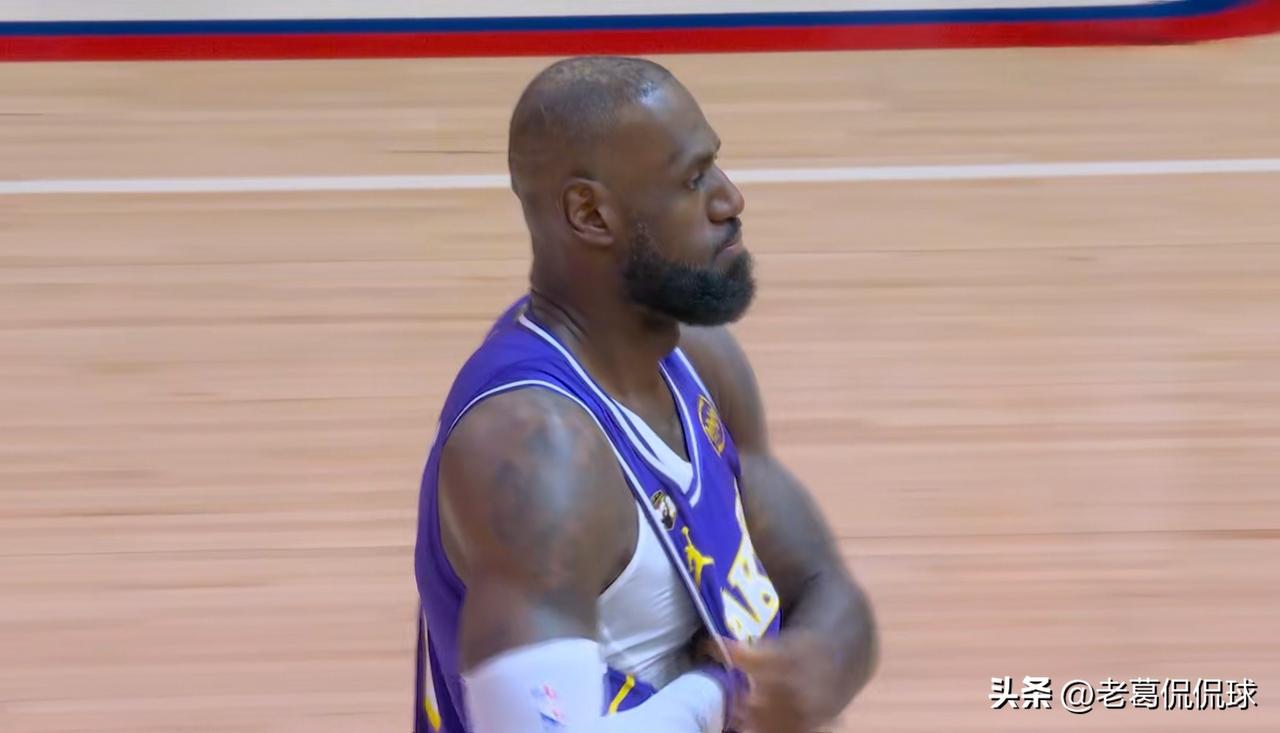 湖人巨星詹姆斯的进攻效率真是吓死人了！在今天湖人客场挑战火箭的比赛中，目前双方的