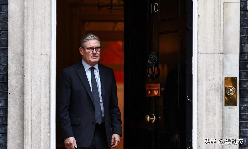 英国这步棋，走得既蠢又险。

事件本身并不复杂：英国政府日前宣布，允许美军使用其