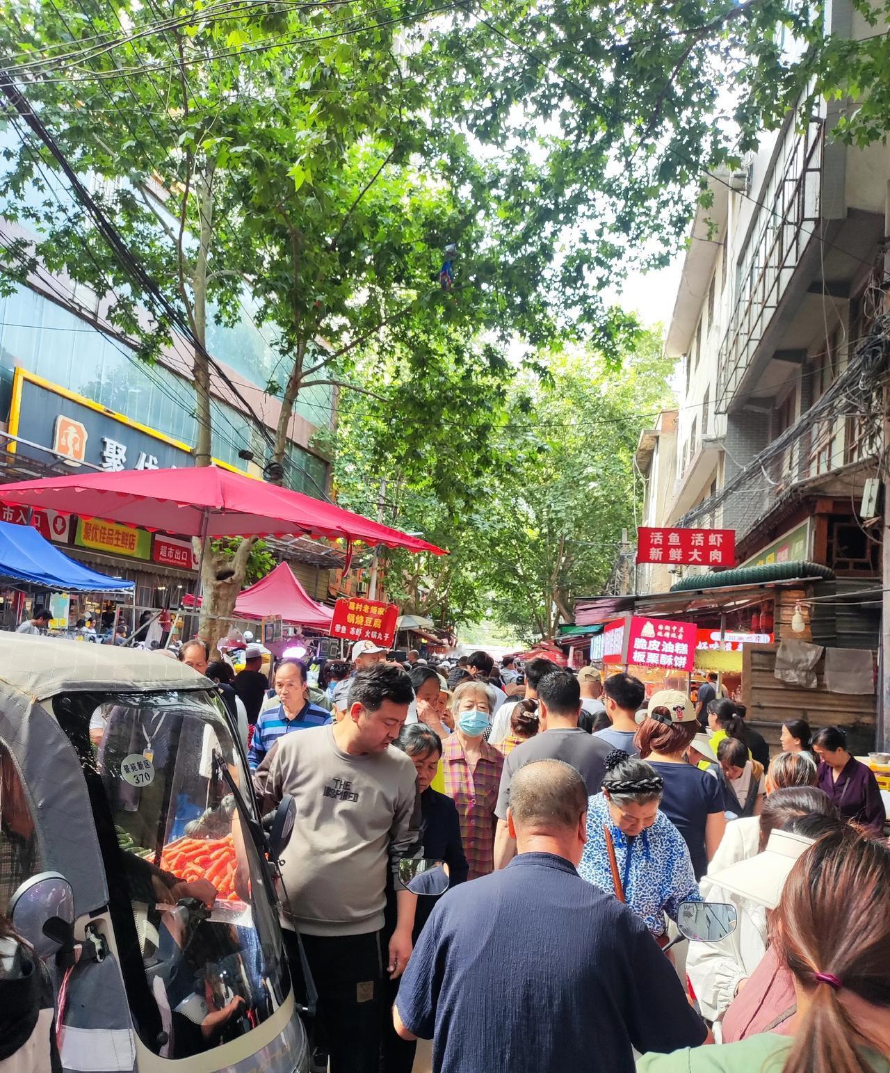 不懂就问！
长安区的公交车对65岁以上老人免费不？
昨天和一个亲戚吃饭，才知道他