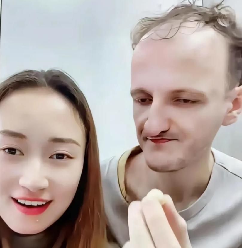 这个妹子胆子是真大！
找了个这么个西欧人，还往网上晒，你想表达啥？敢情你找了个外