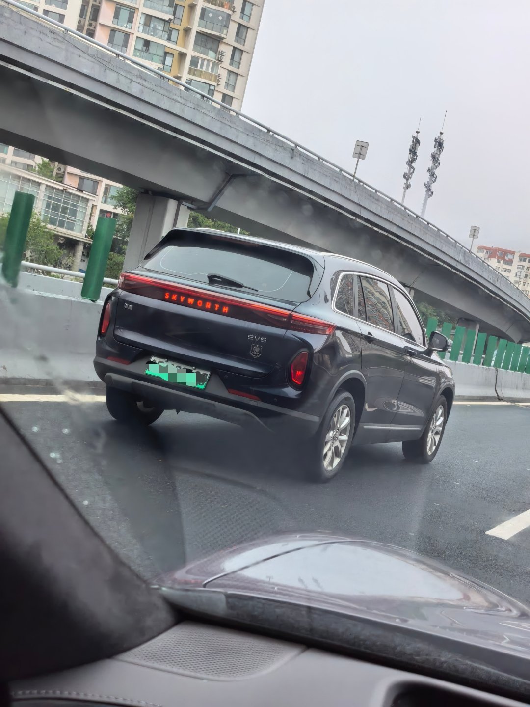 第一次在路上见到创维汽车。对，就是前阵子蹭小米流量那个品牌。 ​​​