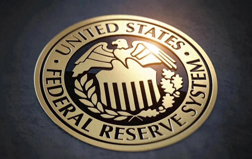 最近黄金价格上下跳，伦敦金一会儿高一会儿低的，大家都觉得有点慌，最高好像是四千多