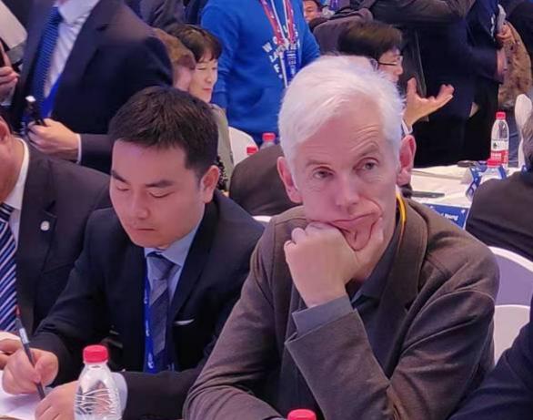 美国的身影无处不在，但这恰恰给了我们一个重要提醒。

当世界从一场冲突滑向另一场