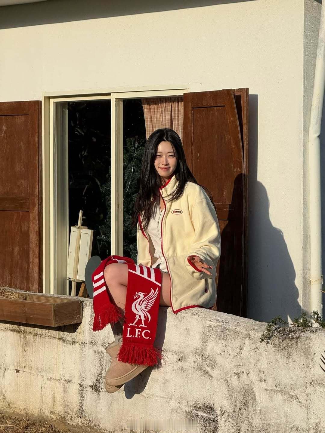 小姐姐这件利物浦上衣挺好看的，袖口有利物浦队徽。🐦🔥不定义穿搭