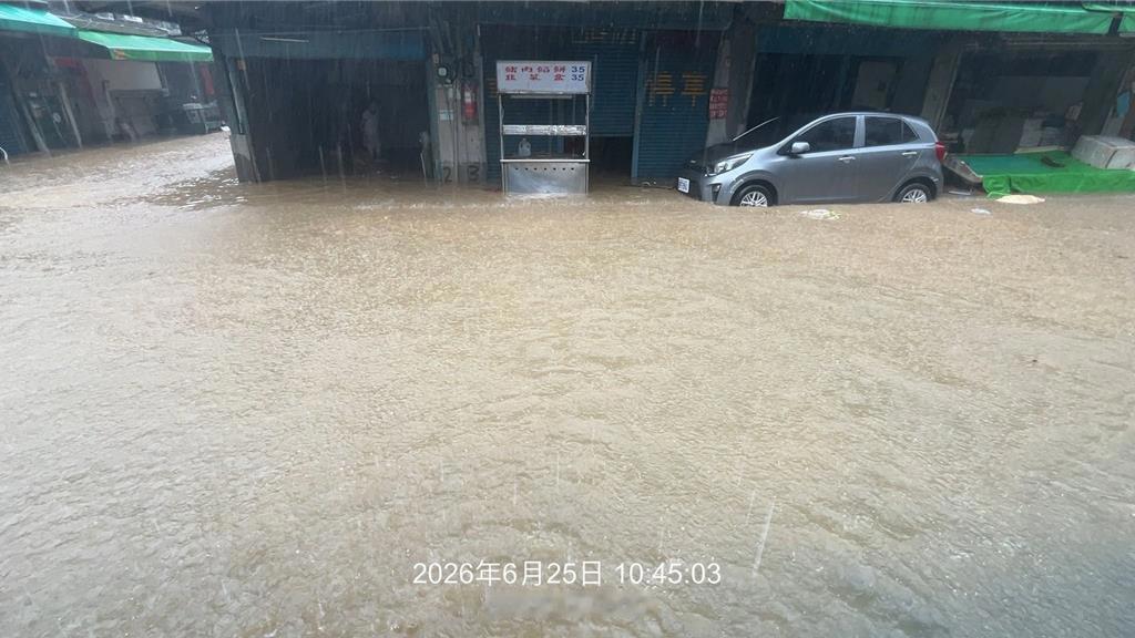 内湖淹水要市府立即调查、改善4问题 高嘉瑜脸书被灌爆：高雄比照办理
受米克拉台风