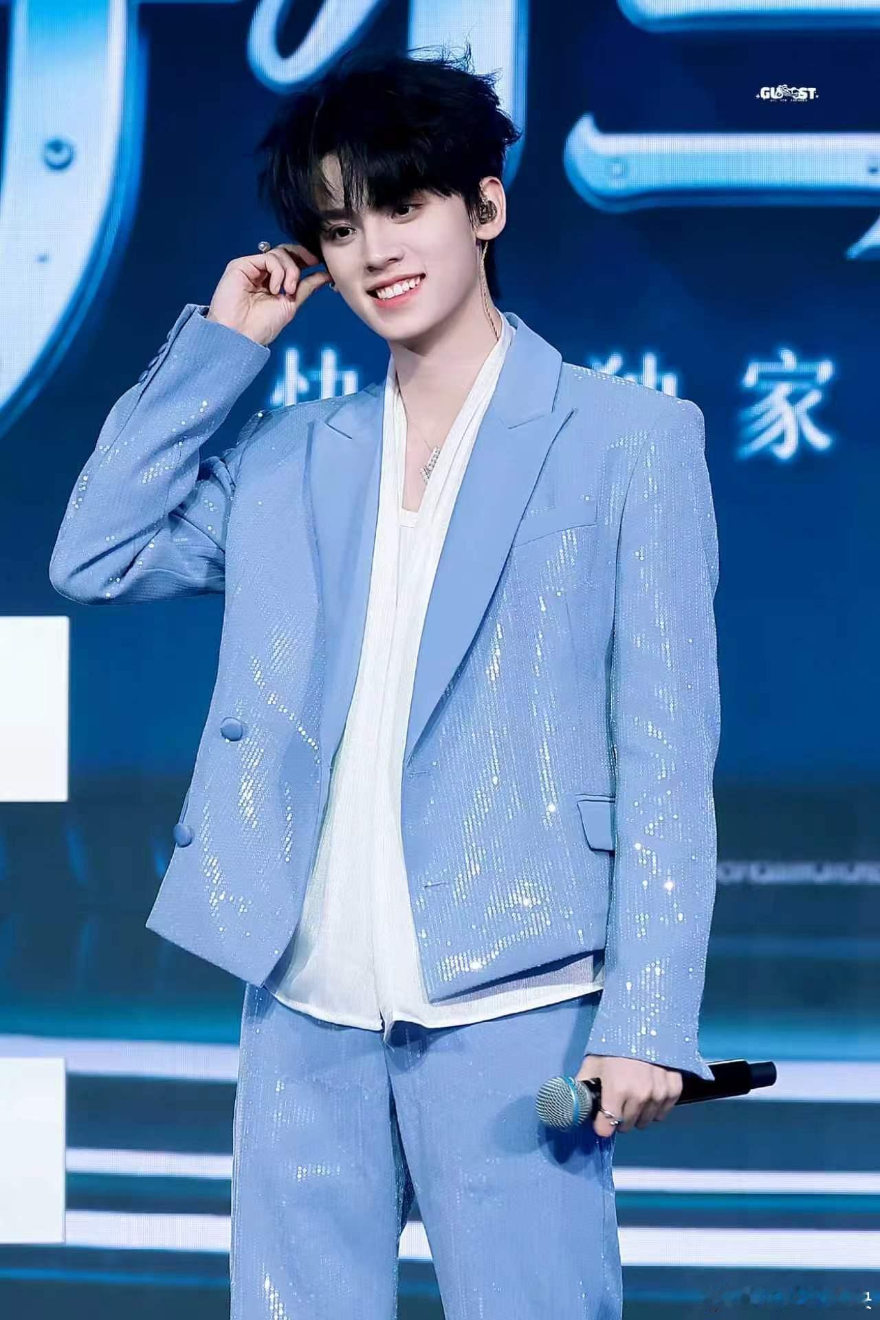 左航不愧是玩说唱的嘴没想到可爱的哽啾舞和高能语速能在同一个人身上完美融合，左航在