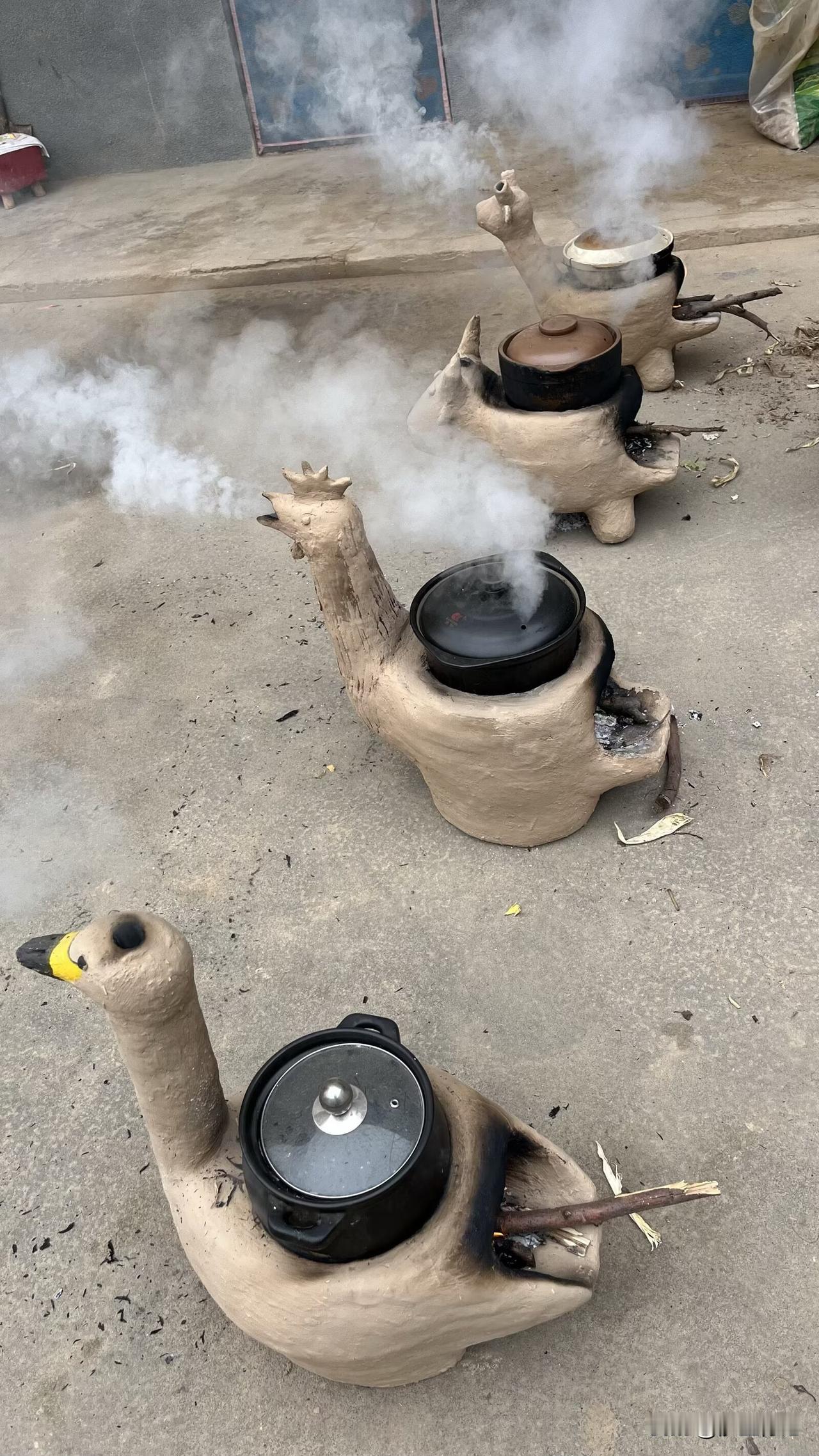 你们喜欢吃柴火锅做的饭吗?
在小时候的老家农村，家家户户有两个锅灶做饭。一个是屋