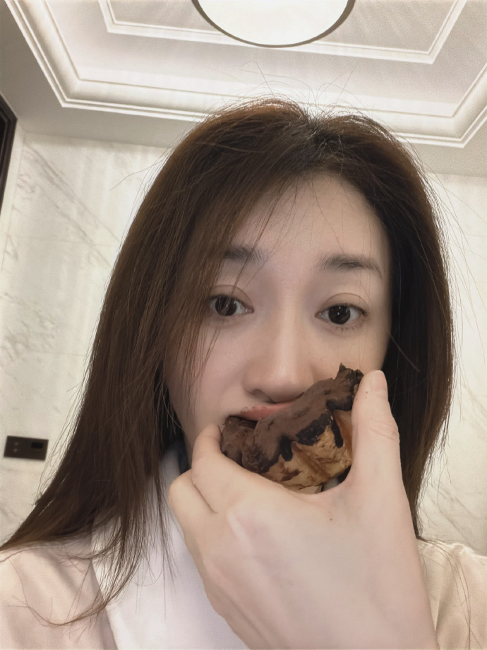 李小冉深夜吃蛋挞称自己胖了 胖不胖不知道 我只知道姐的素颜太权威了 好白嫩 ​​