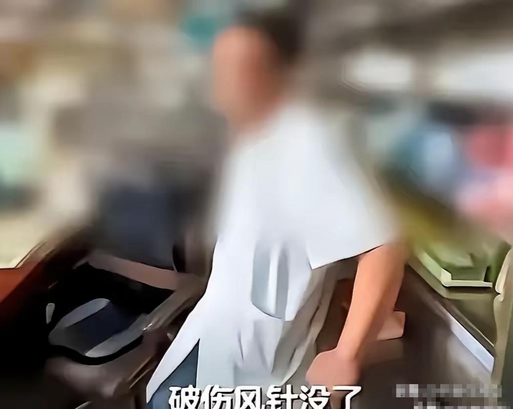 广西桂林一名工人脚底被生锈铁钉扎伤，赶到私人诊所接种破伤风针，不曾想对方暗中用氯