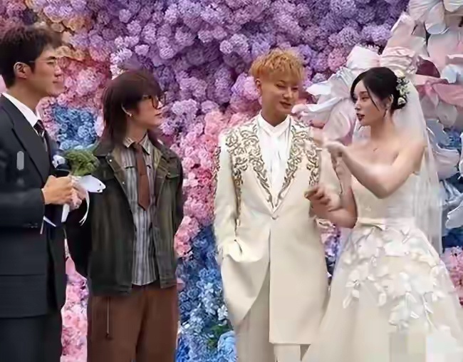 徐艺洋婚礼口误她原本要介绍站在旁边的男演员谢彬彬，却不小心说成了“谢彬彬，我的男