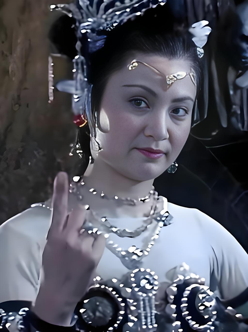 白骨精当初活着的时候，也是一位水灵灵的大姑娘，但是她的命不太好，被县太爷家的恶少