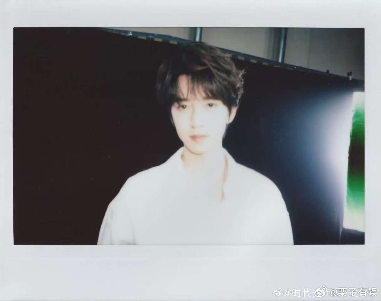 贺峻霖拿着四张图就过来了贺峻霖演唱会宣传照贺峻霖拿着几张图就过来了，好帅，[抓狂