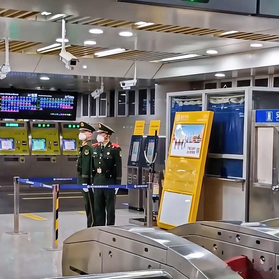 为了阅兵做保障，在某地铁站里，武警战士在哨位上交接班，一丝不苟，动作严谨利索，毫