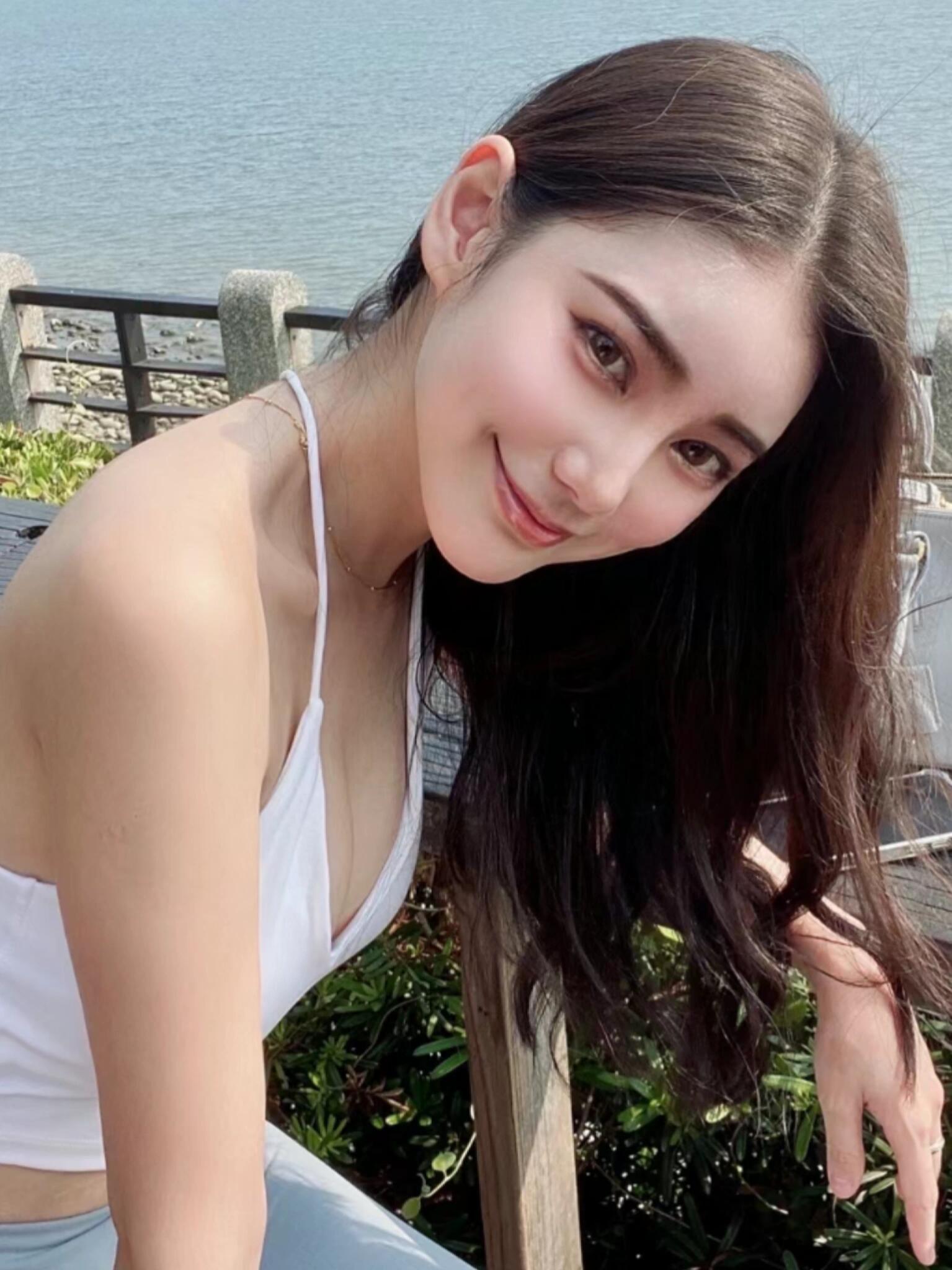 汪小菲妻子Mandy在社交平台大晒傲人身材，网友对她的容貌也是褒贬不一，你觉得3
