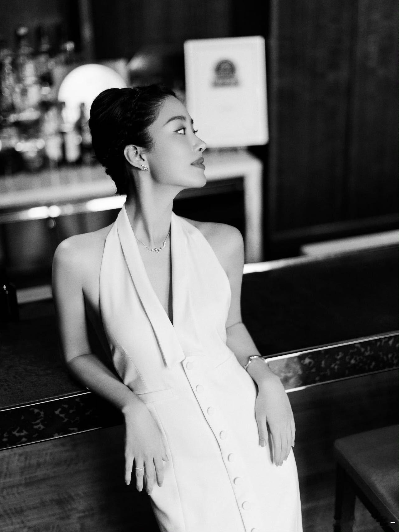 杨采钰 东方骨相美Wallpaper中文版设计大奖 杨采钰不仅拥有美丽的外貌，更