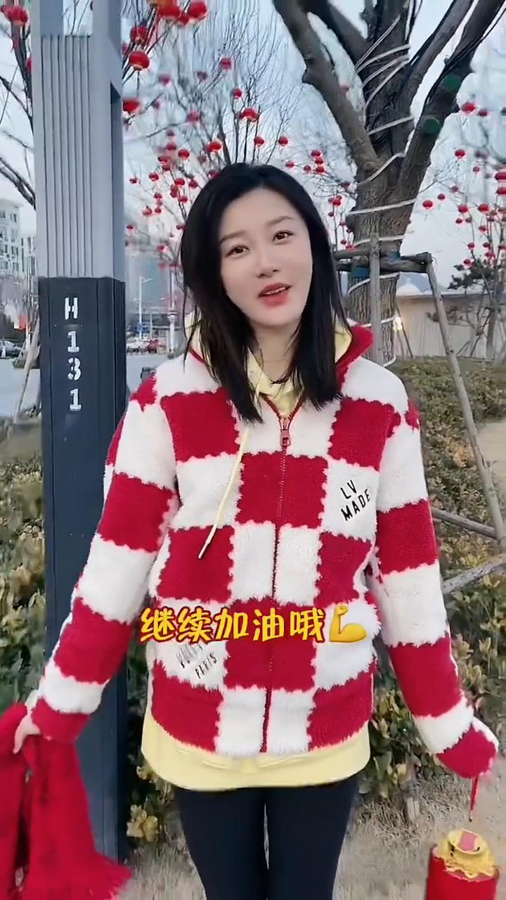 新的一年里我们还要支持和陪伴，不离不弃，继续加油。音乐起，烟花放。过年了，过年啦