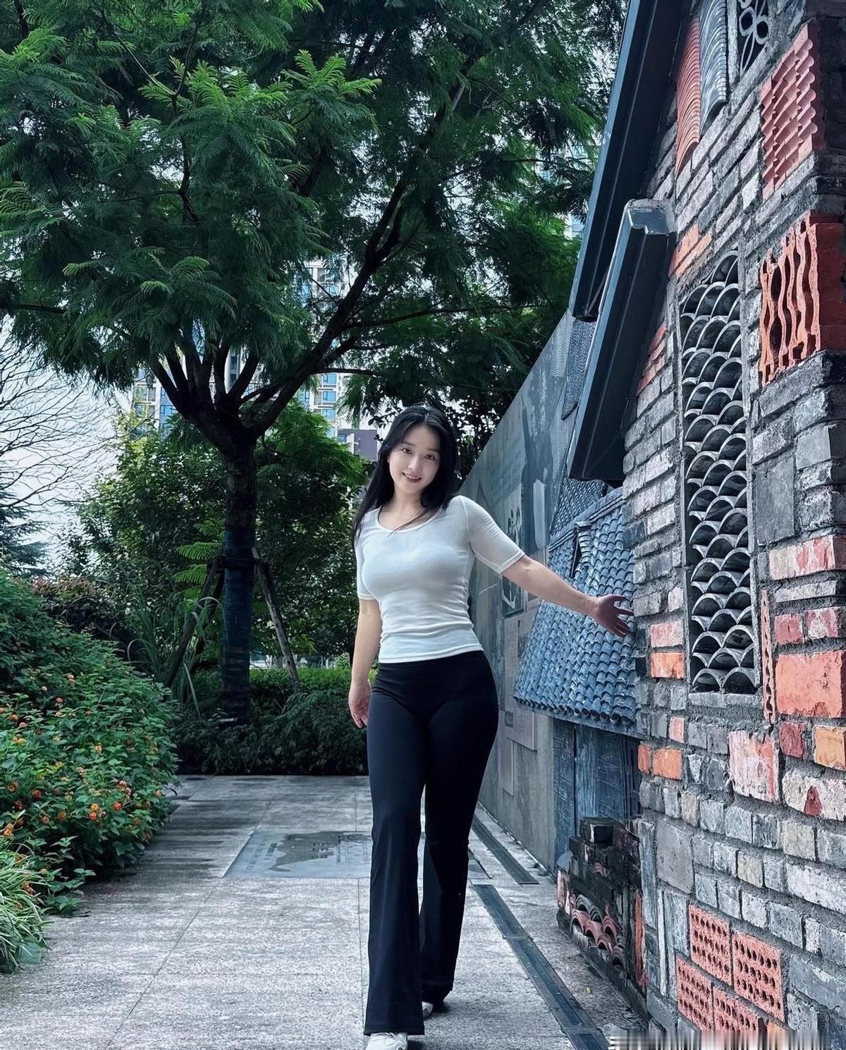 春天来了，姑娘们不约而同穿上了绿色。
不是荧光绿，是牛油果那种闷闷的、带着点土味