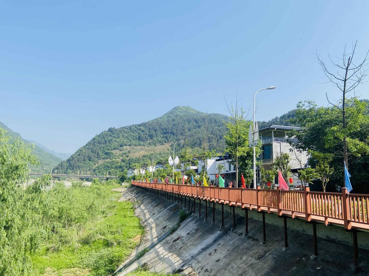走走停停，就能体会到这句话的含义——最美的风景总是在路上。

路过小镇，柳树成荫