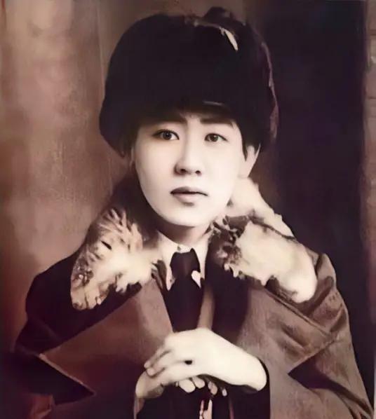 1945年，川岛芳子落入军统手里，可军统手段用尽，她就是没反应。这时，戴笠拿着尺