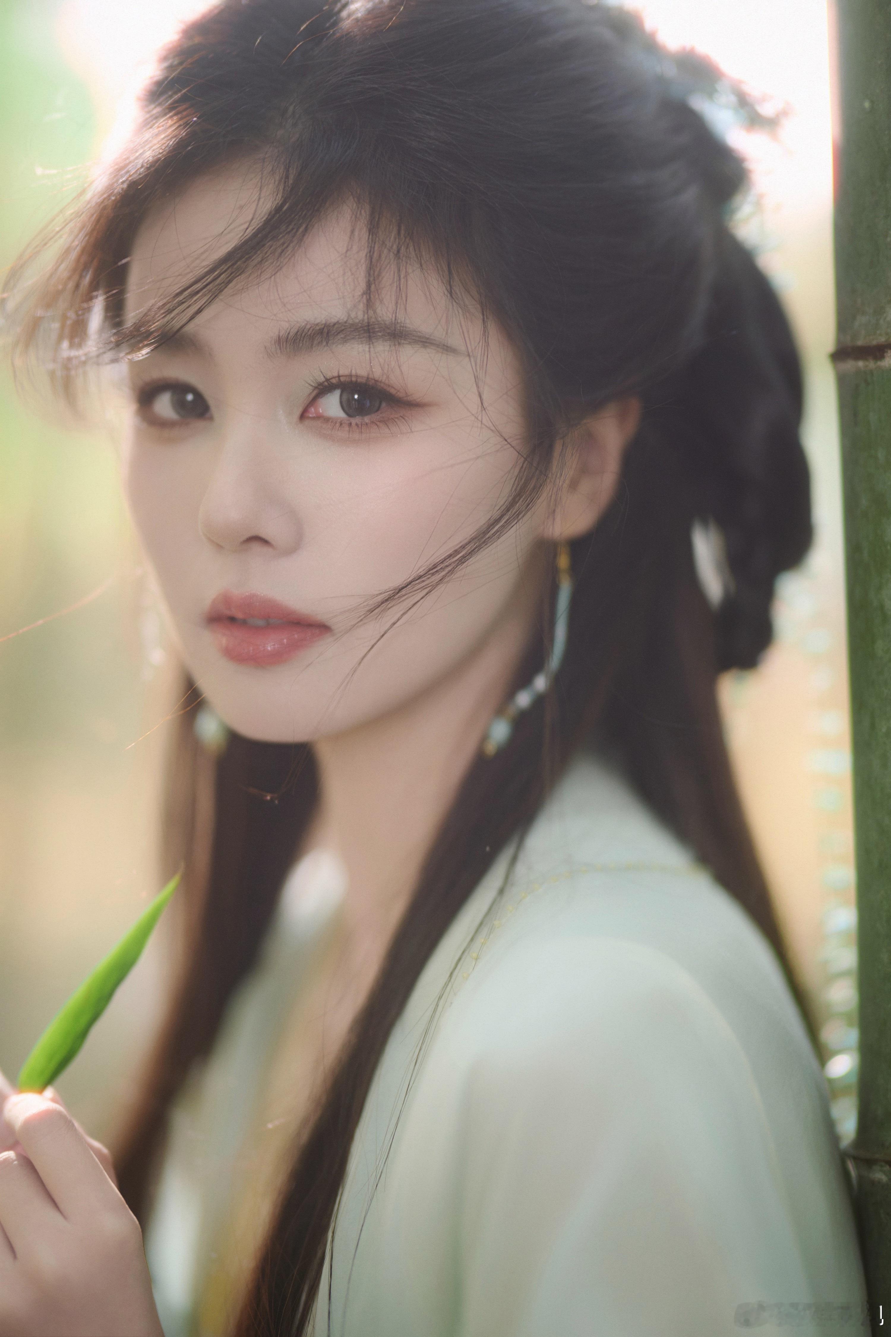 一梦临江仙，花月踏竹来。欢娱影视演员今晚将亮相浙江卫视跨年晚会，携旧梦，暖新岁。