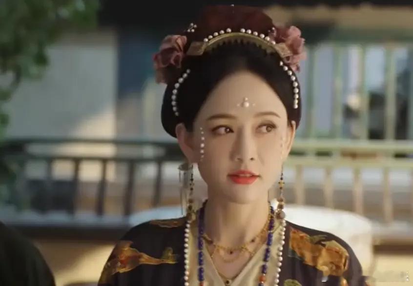《墨雨云间》：姜三娘子及笄，场面盛大，母亲的季淑然季淑然盛装出席，只是这妆容好生