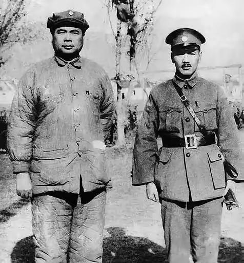 冯玉祥晚年在美国流亡时，有人问他：“您和蒋介石结拜过兄弟，您觉得他到底是个什么人