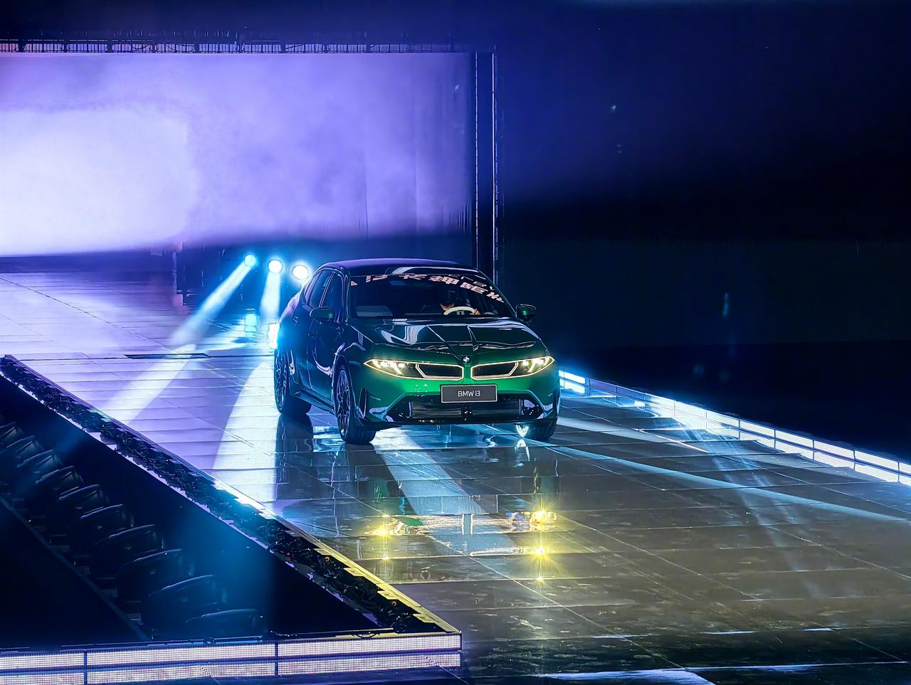 新世代i3长轴距版全球首秀，轴距硬是加长到超3米，后排空间直接拉满。中国消费者要