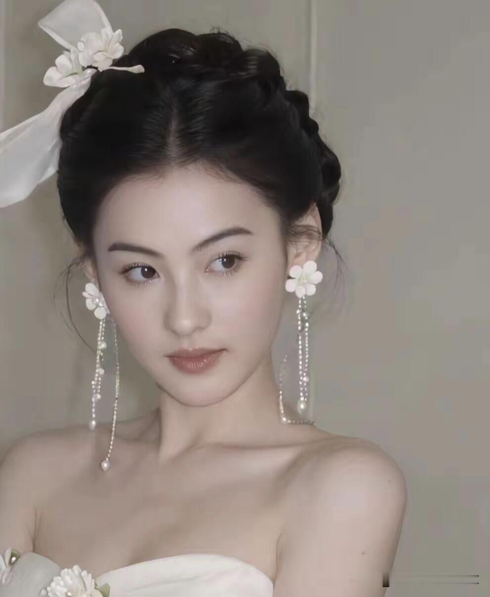没有对比就没有伤害，刘亦菲也算美人了，但和张柏芝年轻时一对比，刘亦菲就太普通了。