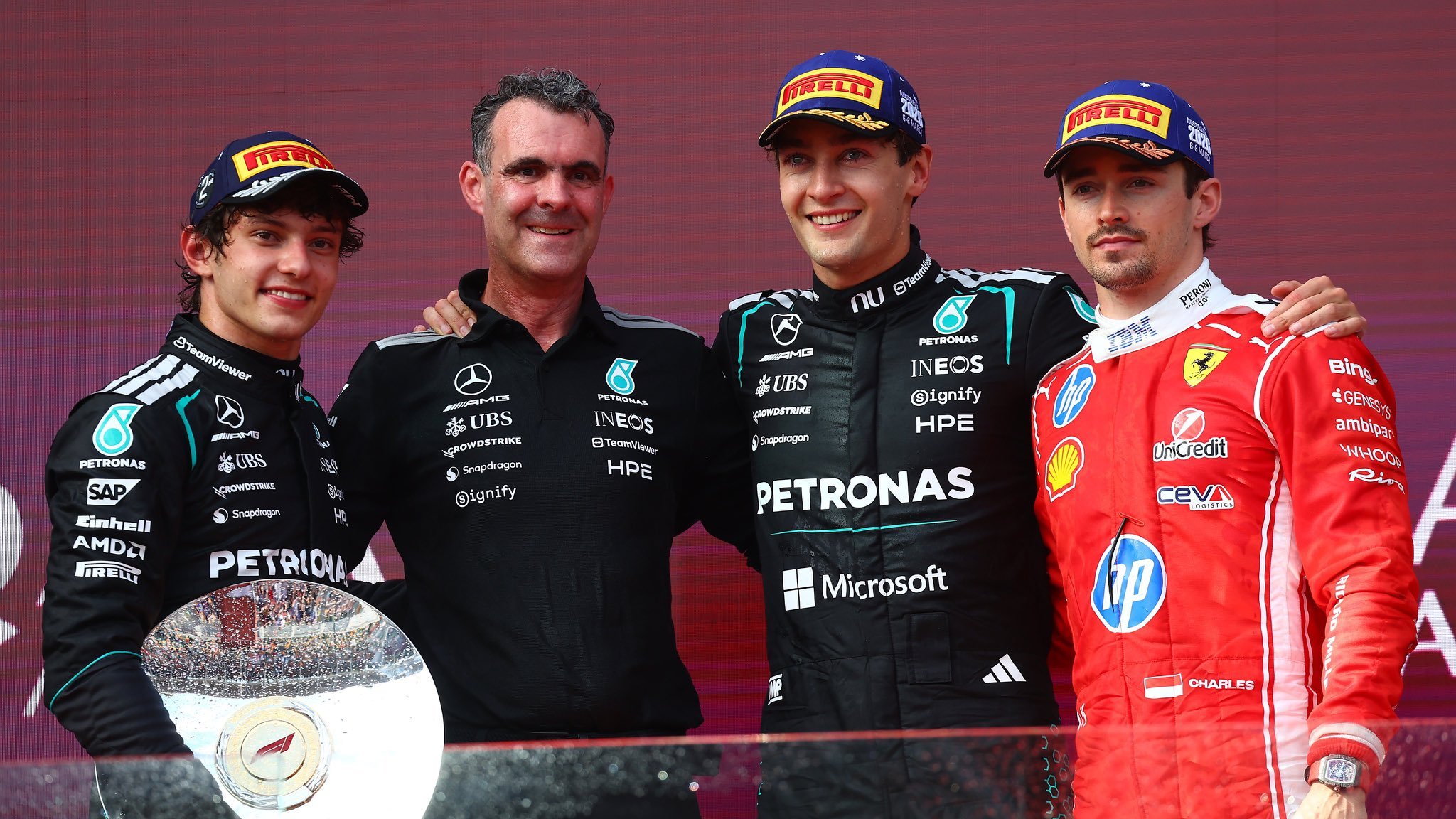 代表梅赛德斯上台领奖的是海威尔-托马斯，梅赛德斯-AMG HPP总经理，HPP负