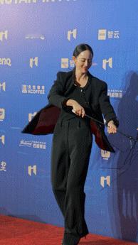 张钧甯走红毯伞被风吹断了本来撑伞氛围感拉满，不料狂风捣乱吹断雨伞，张钧甯没有慌张