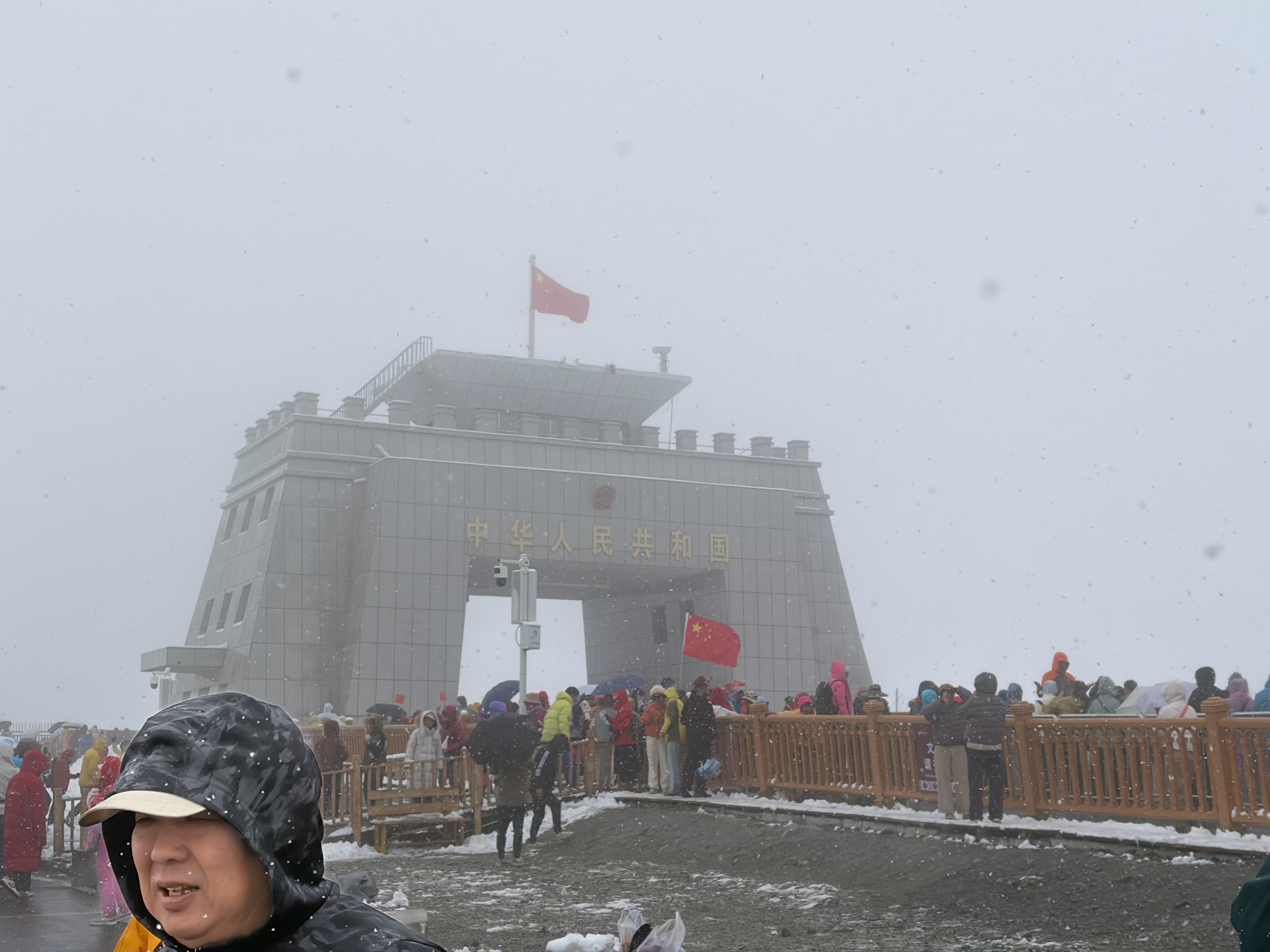 风雪漫过红其拉甫国门海拔4733米，大雪纷飞站在祖国西大门，山河辽阔，红旗猎猎这