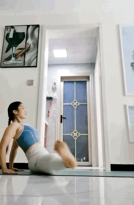 图一：练习瑜伽的人都这么灵活吗？一个个的身体都很柔软。
图二：有一些人的气质，从