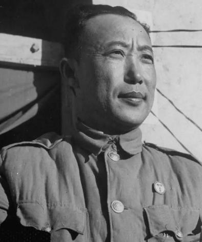 1950年，国民党中将李弥抵达台北，无官职无兵权，对着来访旧部低声说：“全军尽丧