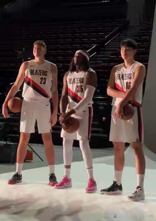 我要是杨瀚森，我就干斯普利特一顿出出气。一会儿去发展联盟，一会召回。干的是个啥呀