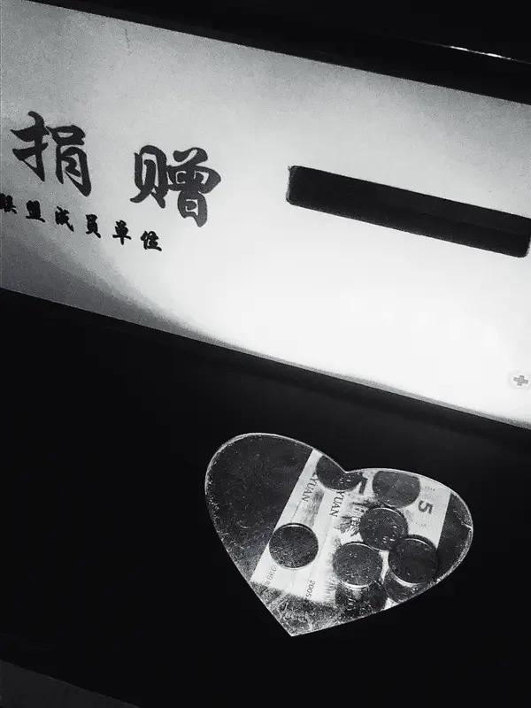 重庆地铁吐血女孩胡心瑶的事儿太让人感慨了。3月23日她在地铁咳血后用外套擦血的视