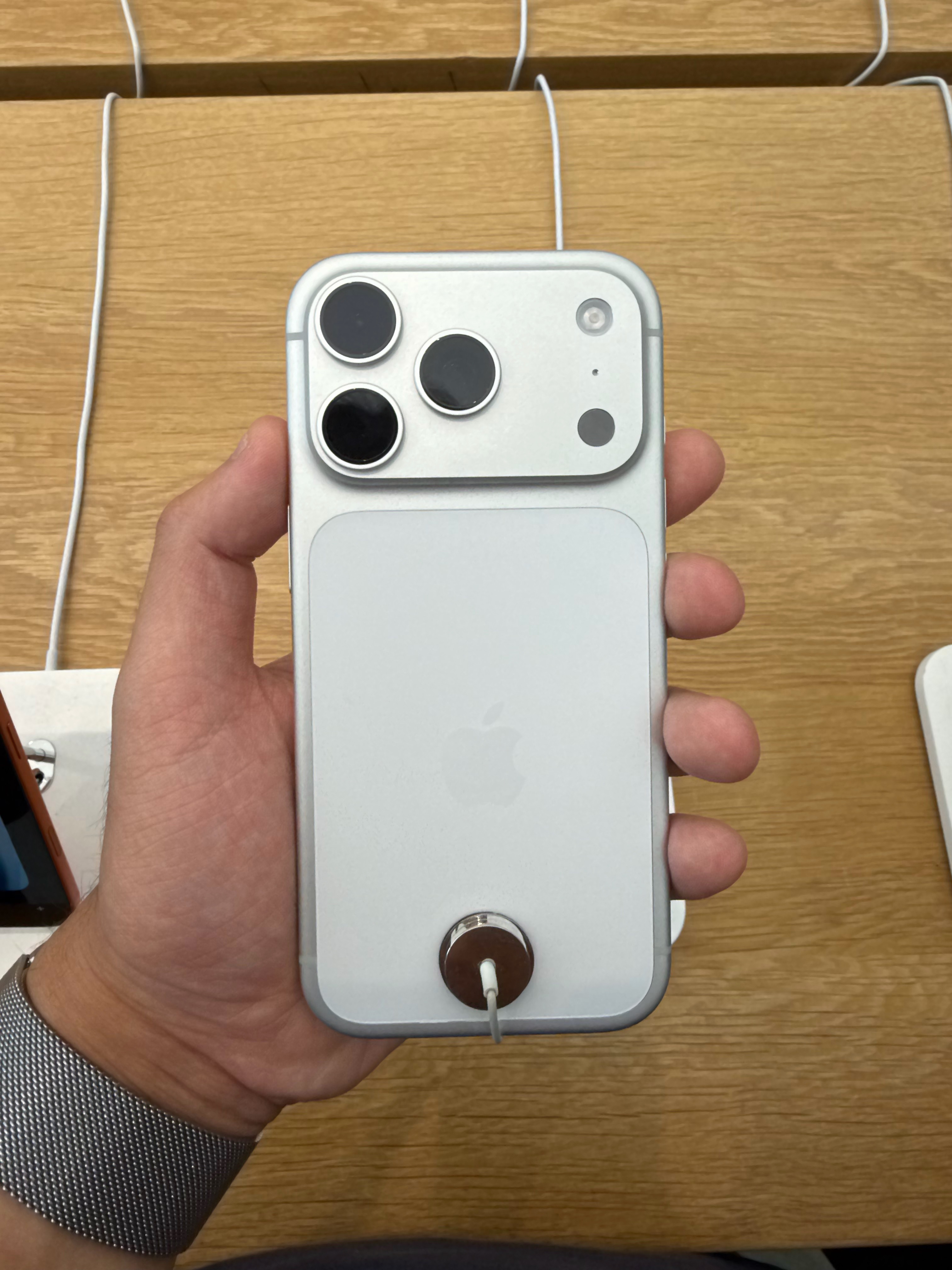 自营店的iPhone17 Pro，这品控…[允悲]  ​​​