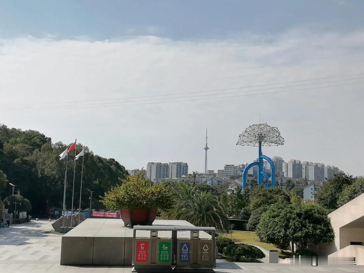 随笔
2024 10 26
清晨细雨向晚晴，
远处画眉深树鸣。
眼前空气格外好，