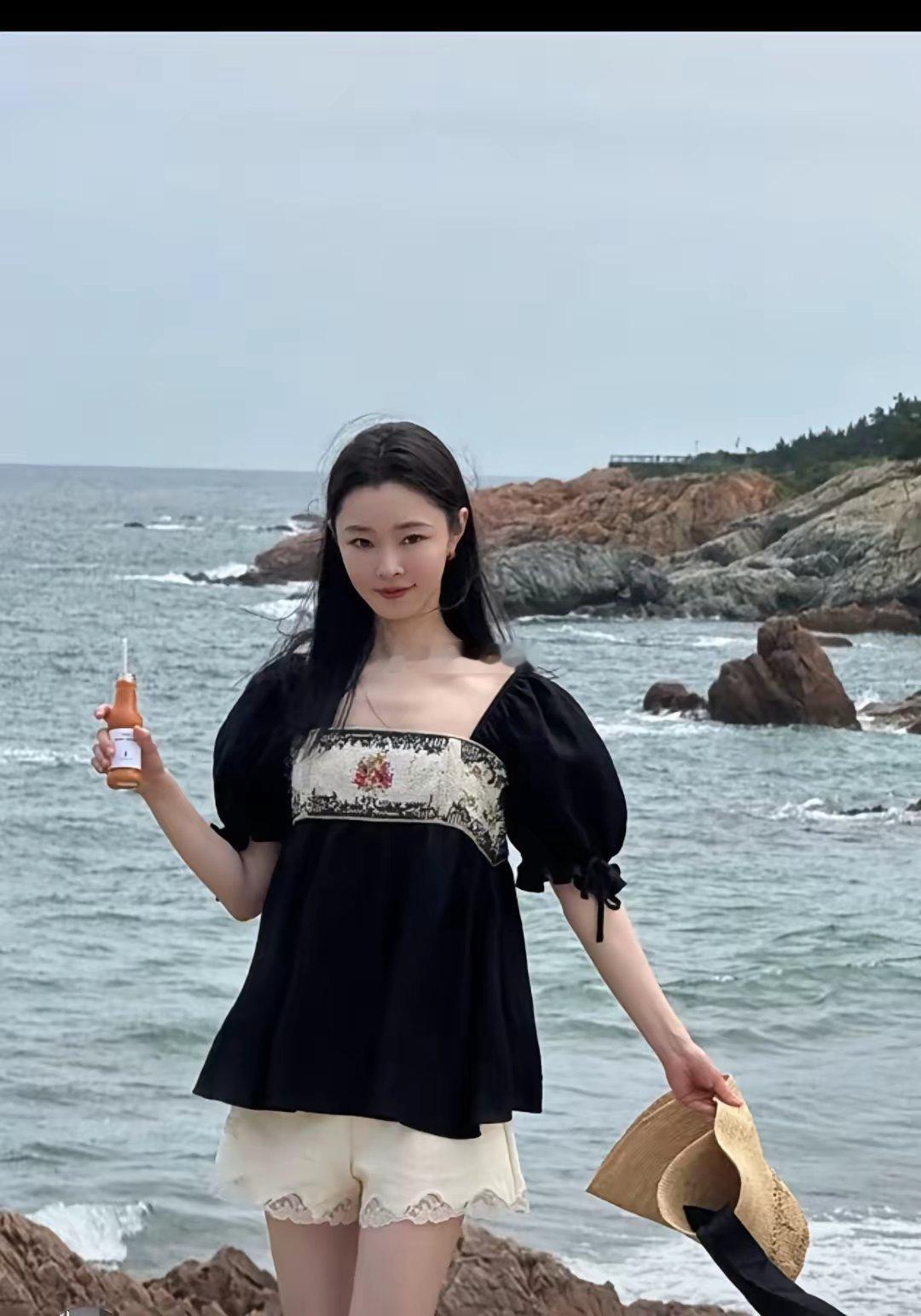 长的真好看，这身材属于千年不胖的那种！据说白敬亭她俩又复合了 